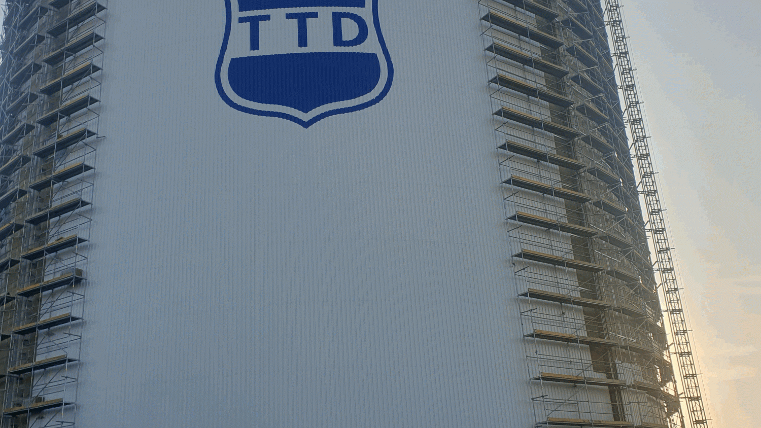 Provětrávaná fasáda sila a spojovací chodba